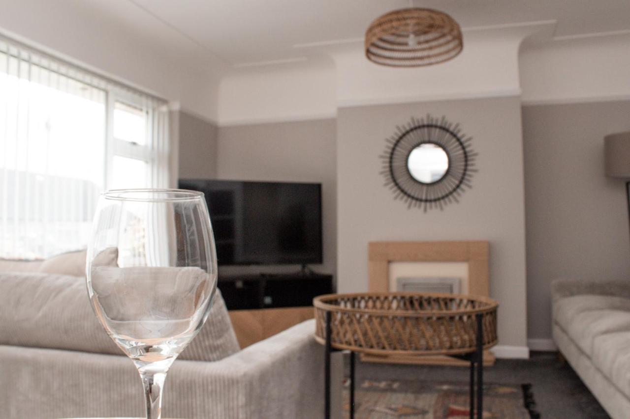 Cosy 3Bed Bungalow In West Kirby, Free Parking Frankby Bagian luar foto