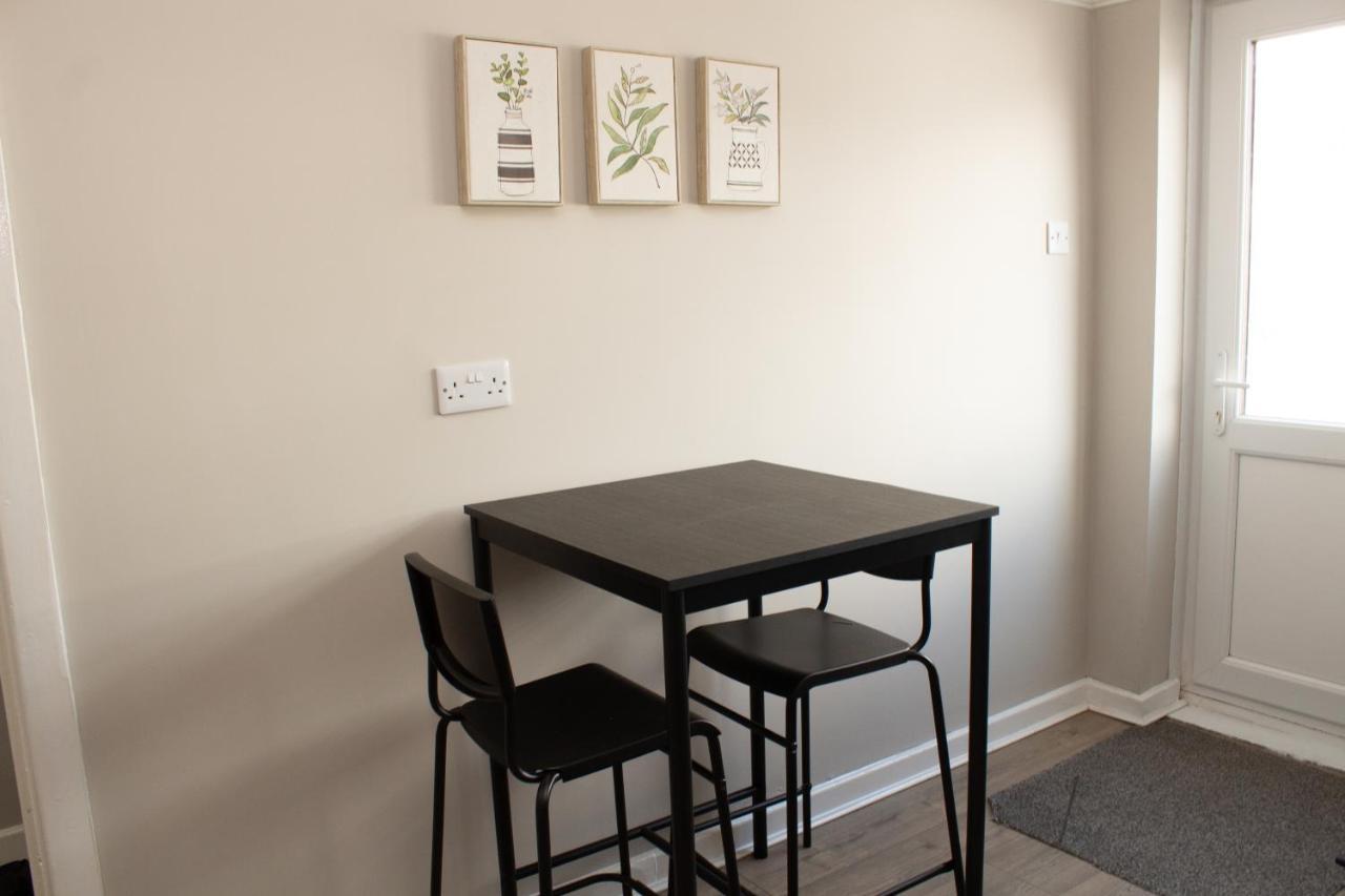 Cosy 3Bed Bungalow In West Kirby, Free Parking Frankby Bagian luar foto