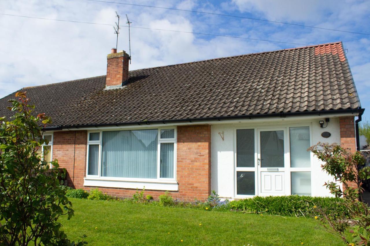 Cosy 3Bed Bungalow In West Kirby, Free Parking Frankby Bagian luar foto